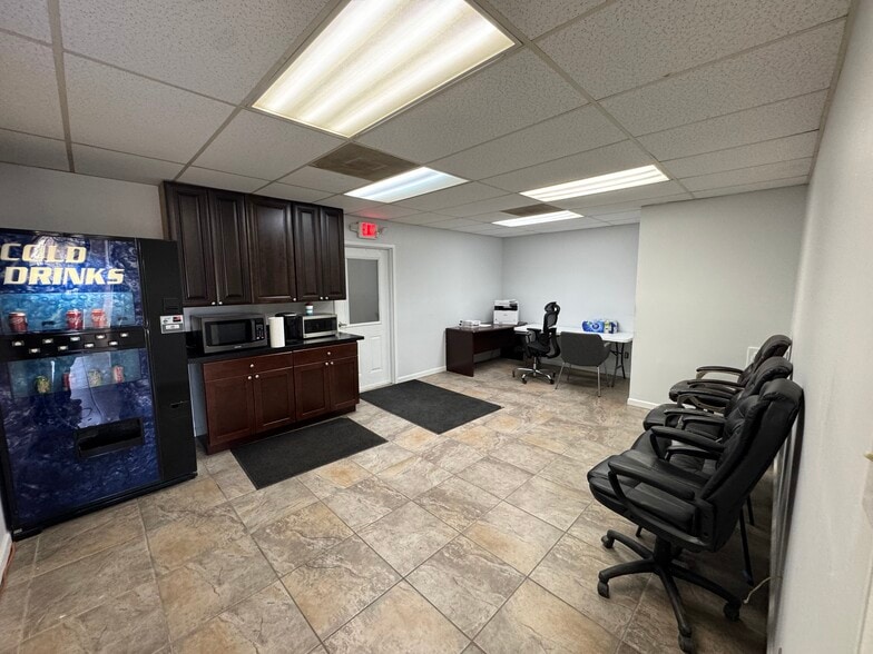More Photos Of 7775 Little York Rd, Houston Warehouse For Lease