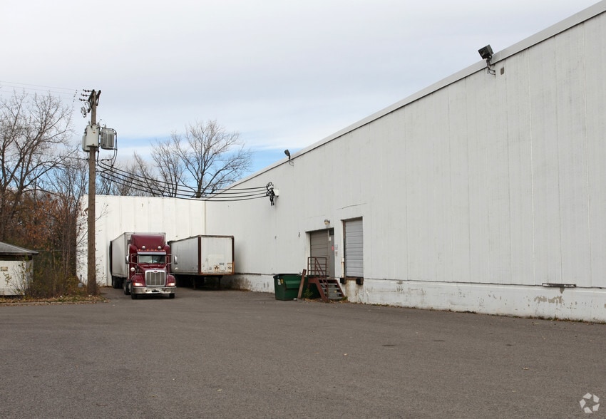 More Photos Of 925 N Zane Ave, Golden Valley Manufacturing For Sale