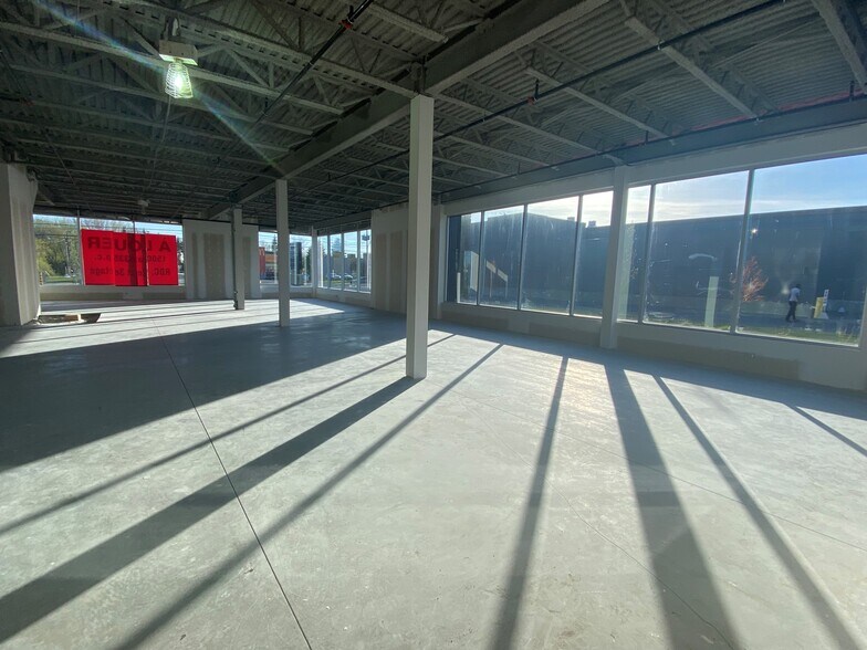 More Photos Of 794 Boul Du Cure-Labelle, Blainville Storefront Retail Office For Sale