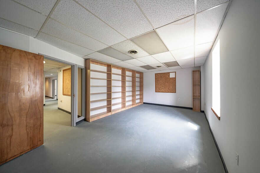 More Photos Of 8023 Malcolm Rd, Clinton Medical For Lease