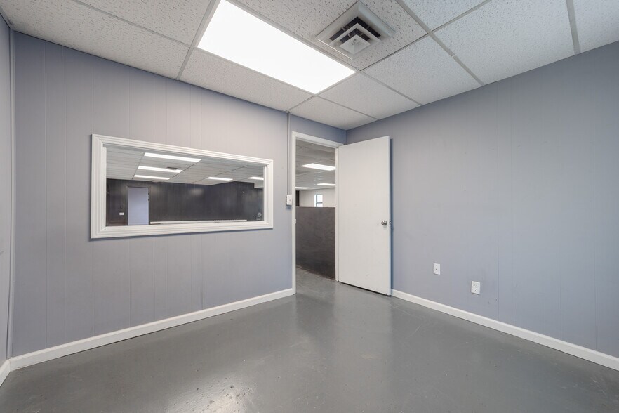 More Photos Of 99 Marion St, Clarksville Freestanding For Lease