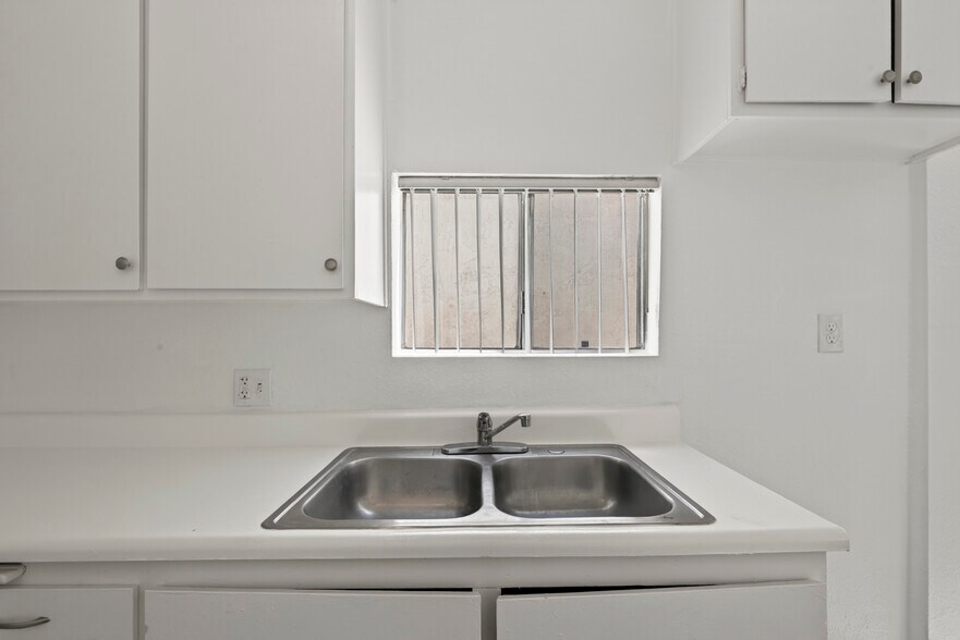 More Photos Of 526-534 W 47th St, Los Angeles Apartments For Sale