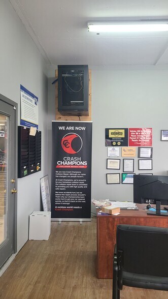 More Photos Of 135 E Hill St, Monroe Showroom For Sale