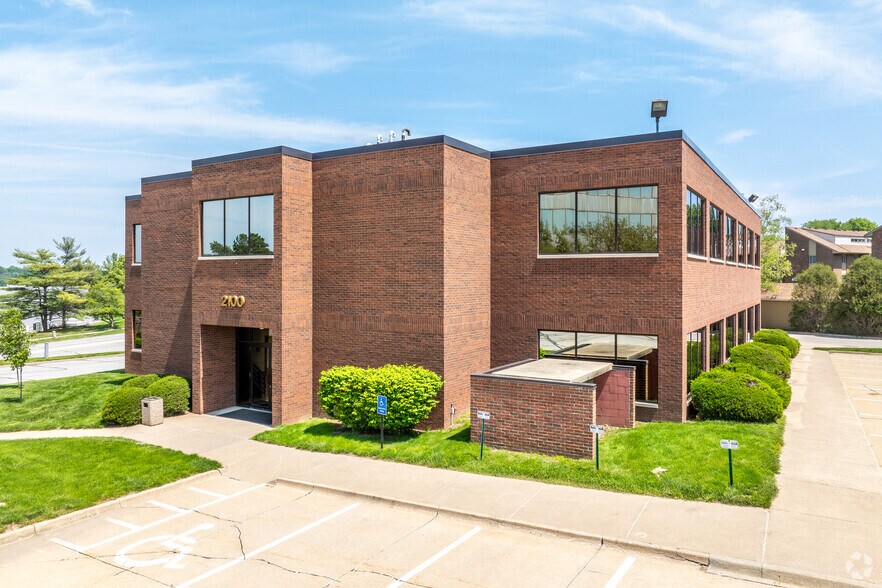 More Photos Of 2100 Westown Pky, West Des Moines Office For Lease