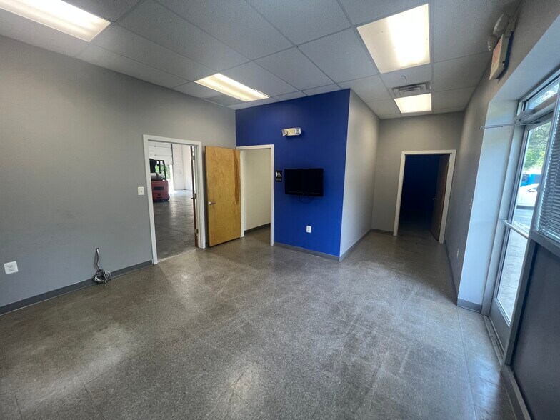 More Photos Of 900 W Blenheim Ave, Blackwood Flex For Lease