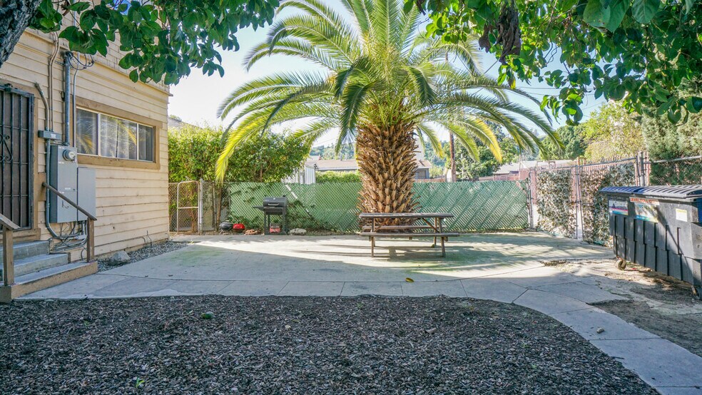 More Photos Of 2617 Jeffries Ave, Los Angeles Apartments For Sale