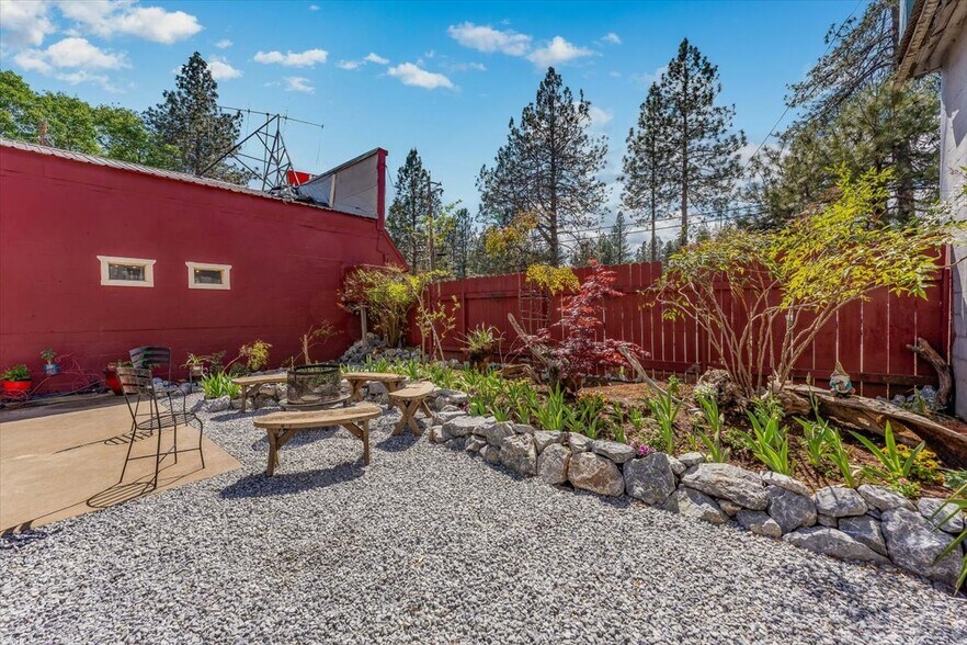 More Photos Of 21375 Main St, Lakehead General Retail For Sale