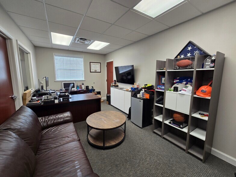 More Photos Of 465 Warren Ave, Longwood Office For Lease