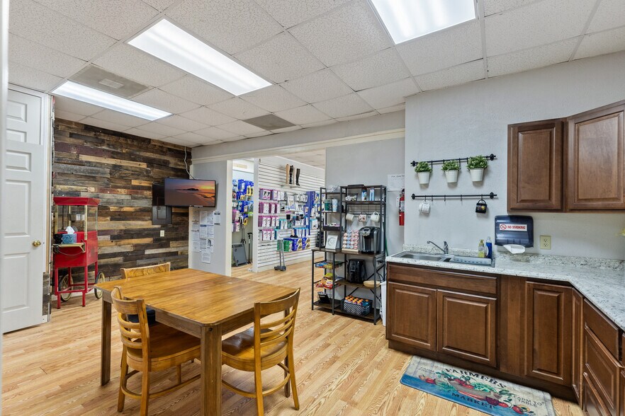 More Photos Of 1118 Interstate Highway 30, Greenville Storefront Retail Office For Lease