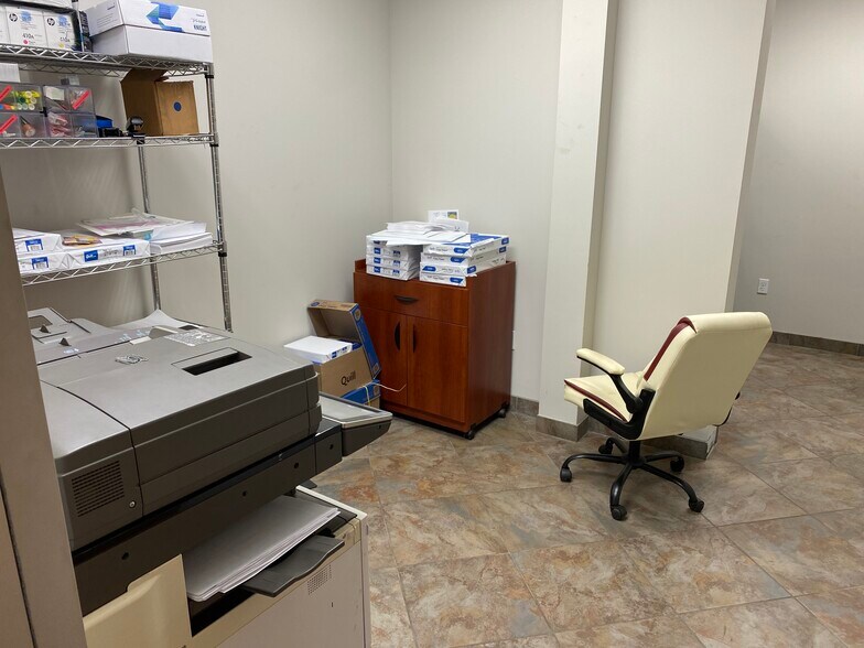 More Photos Of 1105 N Main St, Highlands Warehouse For Lease