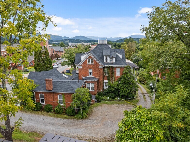 More Photos Of 123 S Main St, Waynesville Office For Sale