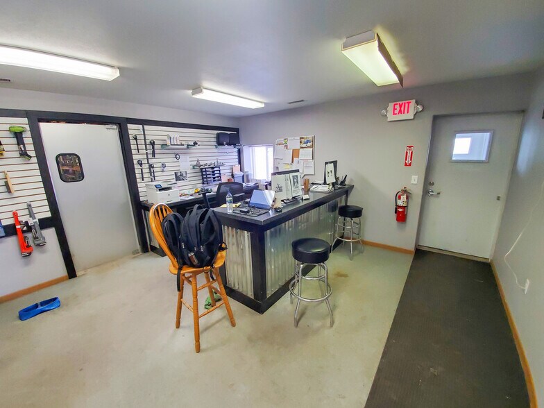 More Photos Of 5039 Petroleum Park Dr, Williston Warehouse For Lease