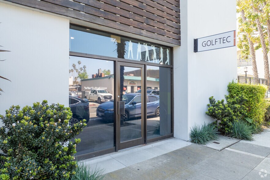 More Photos Of 126 E Haley St, Santa Barbara Showroom For Lease