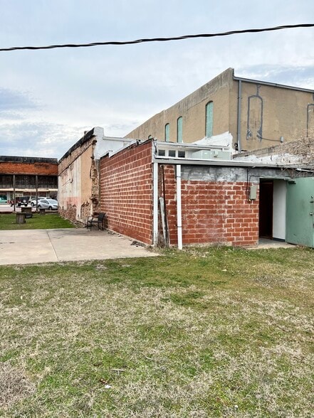 More Photos Of 317 S Main St, Lindsay General Retail For Sale