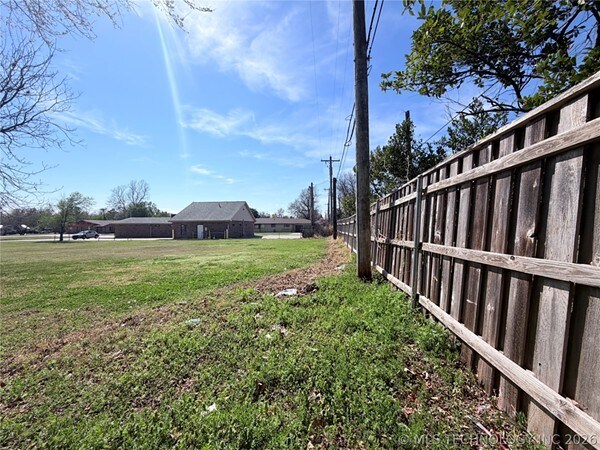 More Photos Of 1002 E Cherry St, Cushing Medical For Sale