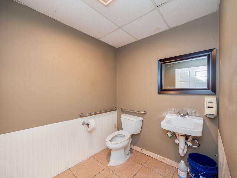 More Photos Of 318 W Byrd Blvd, Universal City Office For Sale