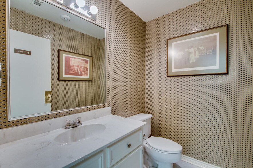 More Photos Of 1212 S Clay St, Ennis Manufacturing For Sale