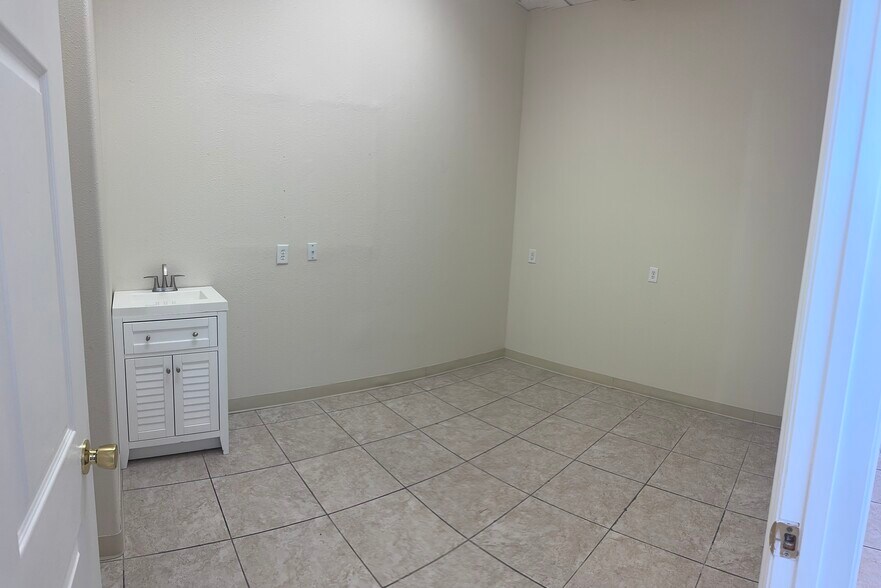 More Photos Of 1201 State Road 535, Winter Garden General Retail For Lease