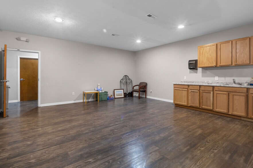 More Photos Of 10540 Jessup Blvd, Carmel Flex For Lease