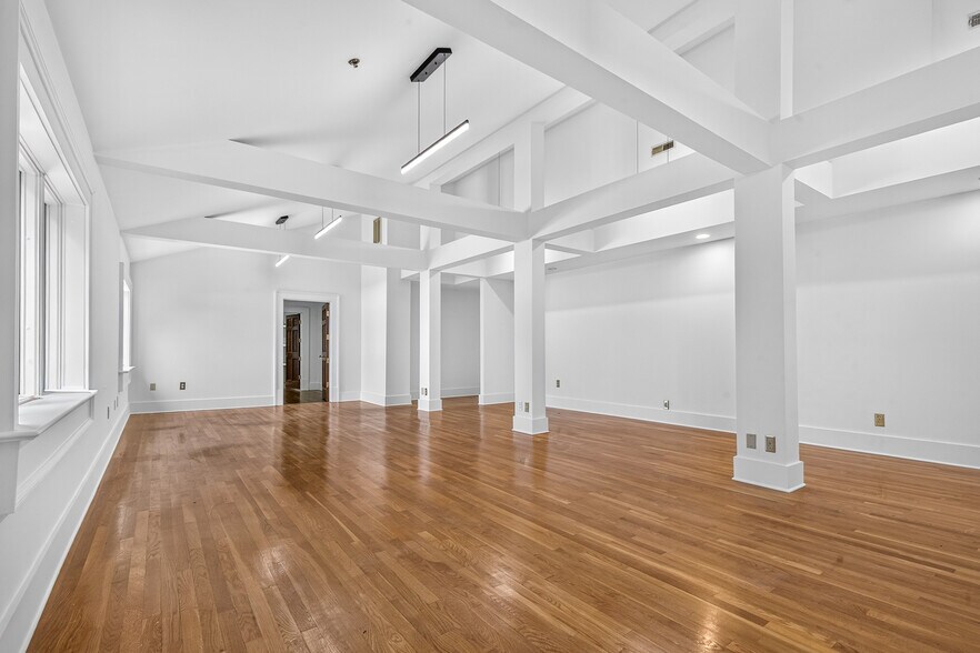 More Photos Of 112 W Doty Ave, Summerville Coworking Space
