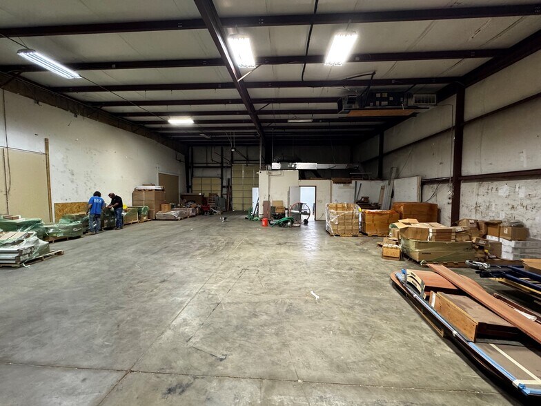 More Photos Of 1210-1212 NW Valley Ridge Dr, Grain Vly, Grain Valley Warehouse For Lease