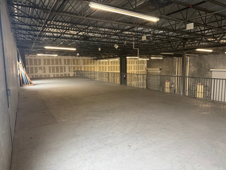 More Photos Of 787 Commerce Dr, Venice Warehouse For Lease