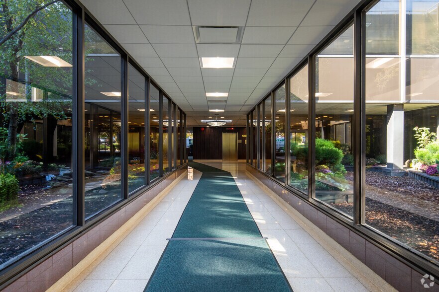 More Photos Of 98 Cuttermill Rd, Great Neck Office For Lease