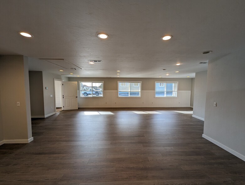 More Photos Of 616 Hemlock St, Brookings Office For Sale