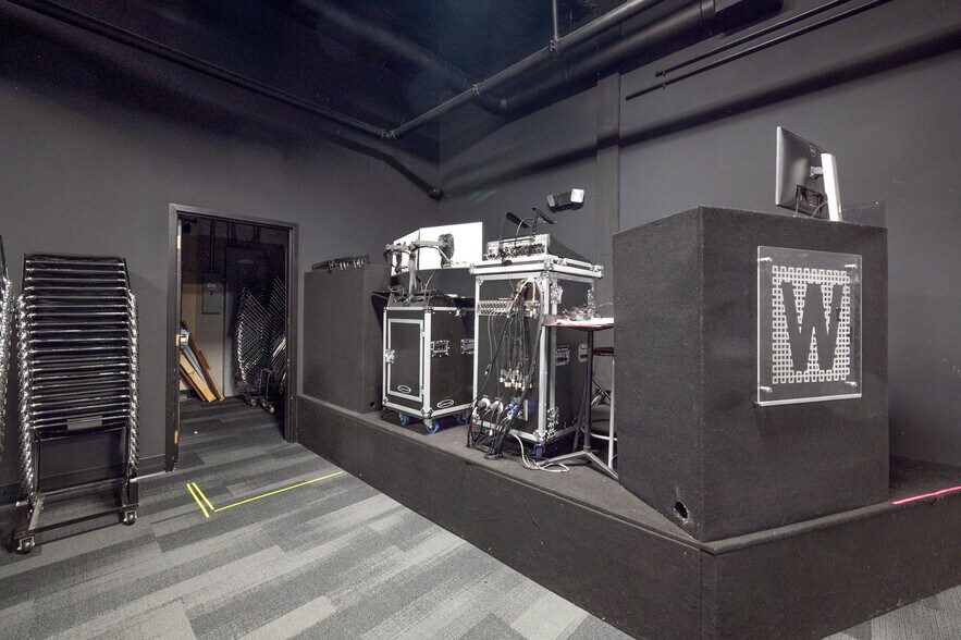 More Photos Of 16-18 Trowbridge Dr, Bethel Light Manufacturing For Sale