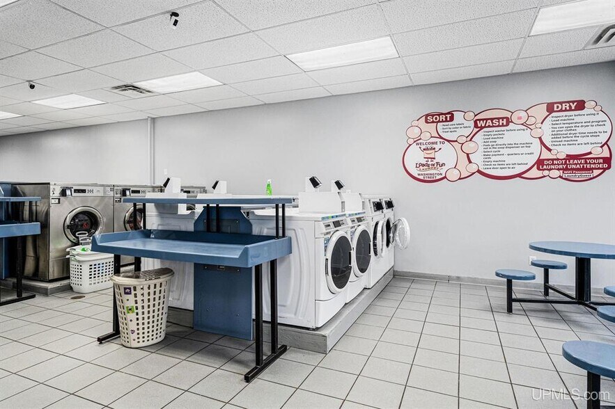More Photos Of 1021 W Washington St, Marquette Flex For Sale