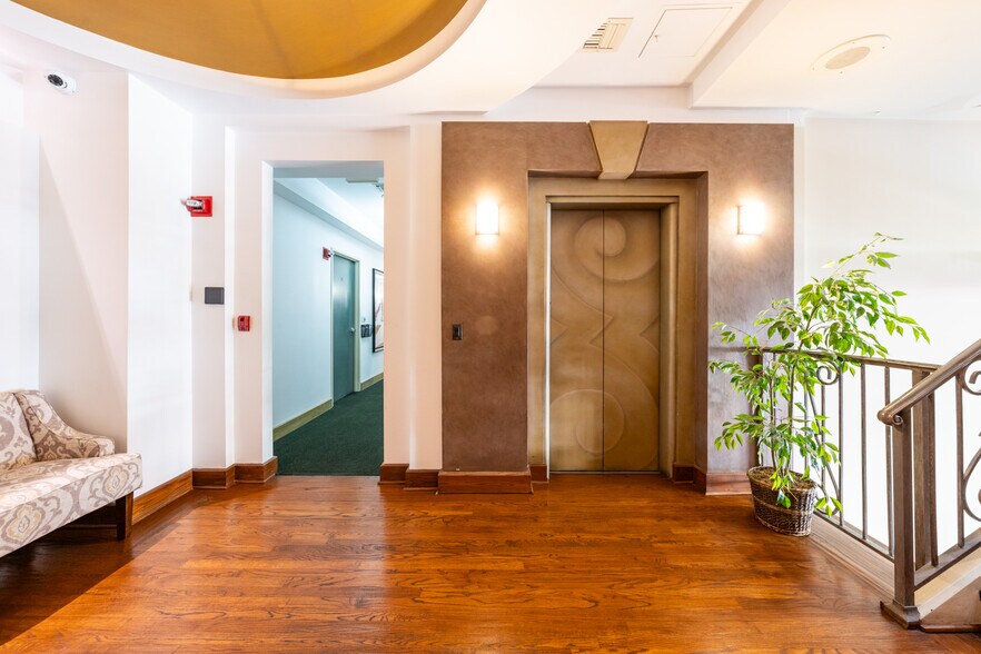 More Photos Of 690 E Green St, Pasadena Office For Lease