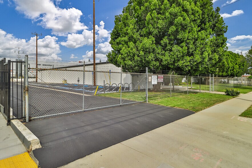 More Photos Of 12740 San Fernando Rd, Sylmar Warehouse For Lease