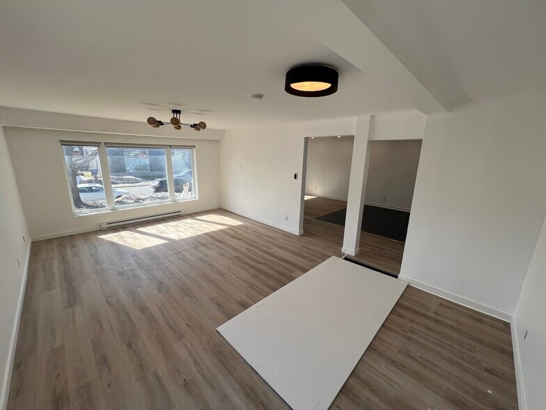 More Photos Of 1685 Av Lacroix, Laval Storefront For Lease