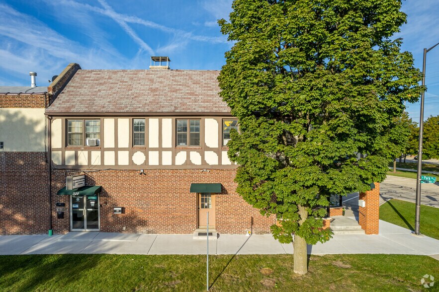 More Photos Of 27-31 E Park Ave, Villa Park Storefront Retail Residential For Lease