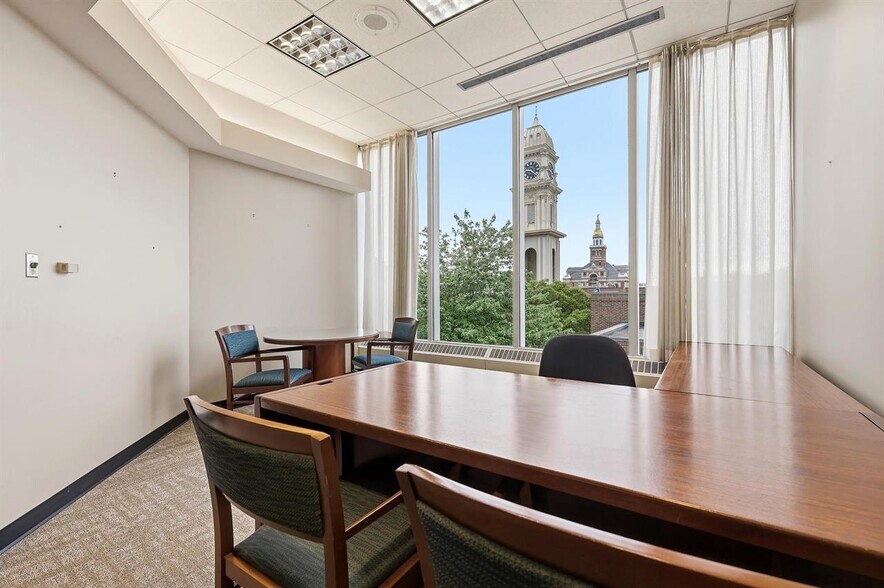 More Photos Of 270 W 7th St, Dubuque Bank For Lease