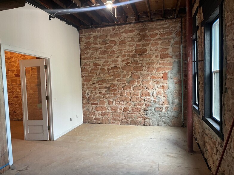 More Photos Of 324 W Oklahoma Ave, Guthrie Storefront Retail Residential For Lease