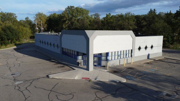 More Photos Of 4033 Fenton Rd, Burton Drugstore For Lease