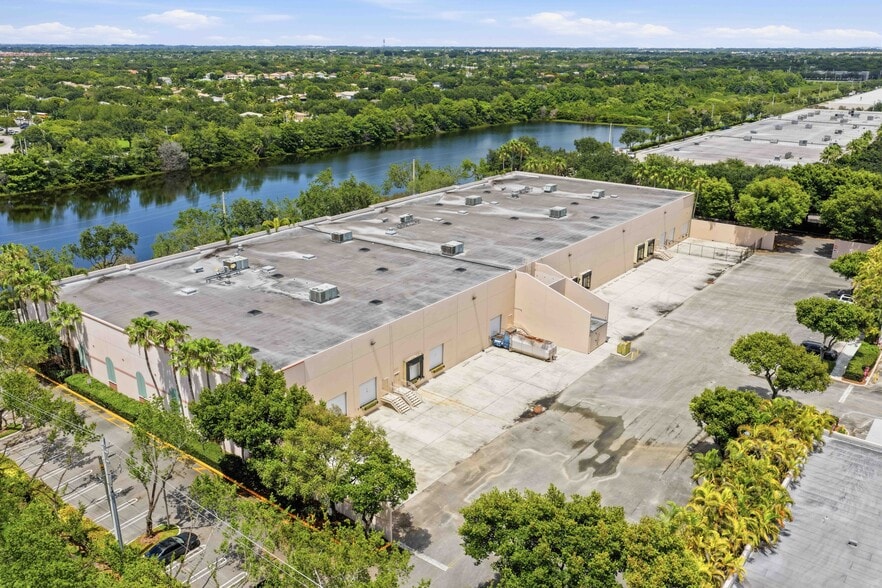 More Photos Of 2704-2784 Executive Way, Miramar Warehouse For Lease