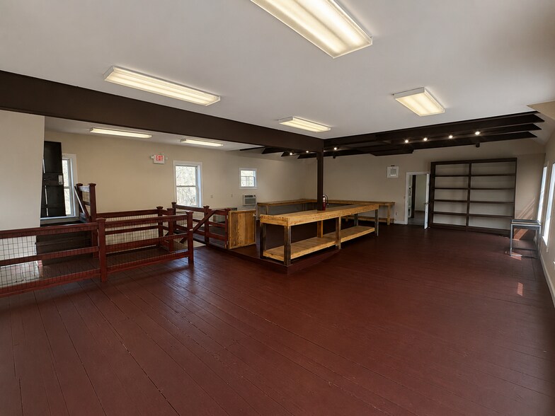 More Photos Of 16 Concord Hill Rd, Pittsfield Office For Sale