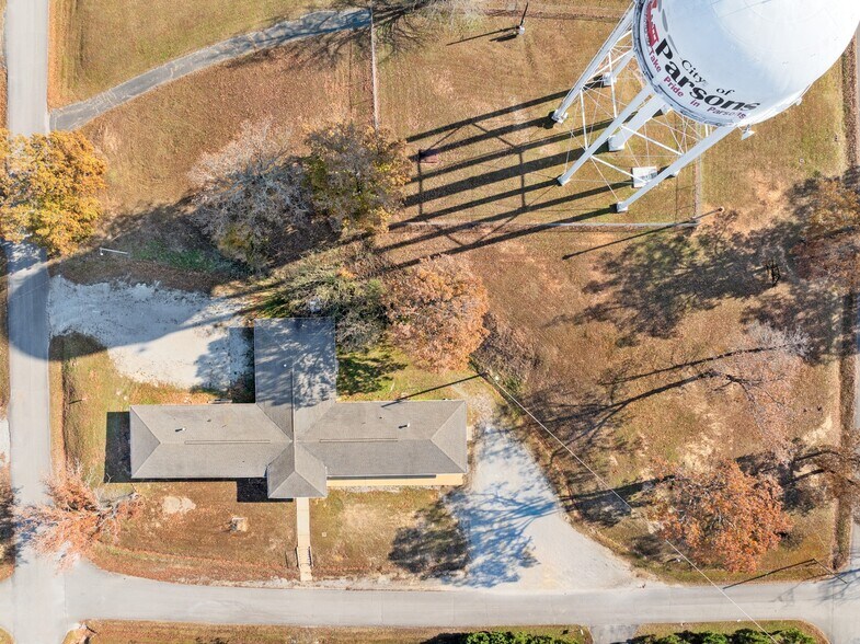 More Photos Of 105 Kentucky Ave S, Parsons Light Distribution For Sale