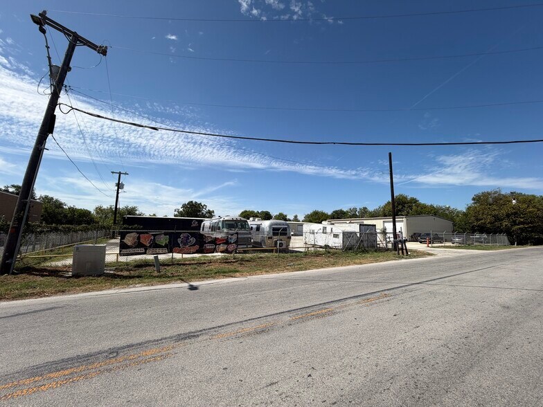 More Photos Of 5540 Dietrich Rd, San Antonio Service For Lease