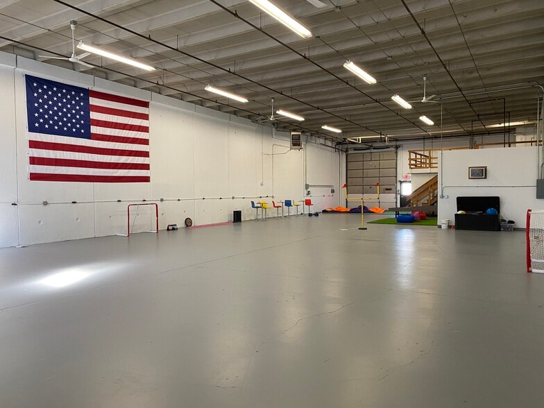 More Photos Of 450-588 W 5th Ave, Naperville Warehouse For Lease