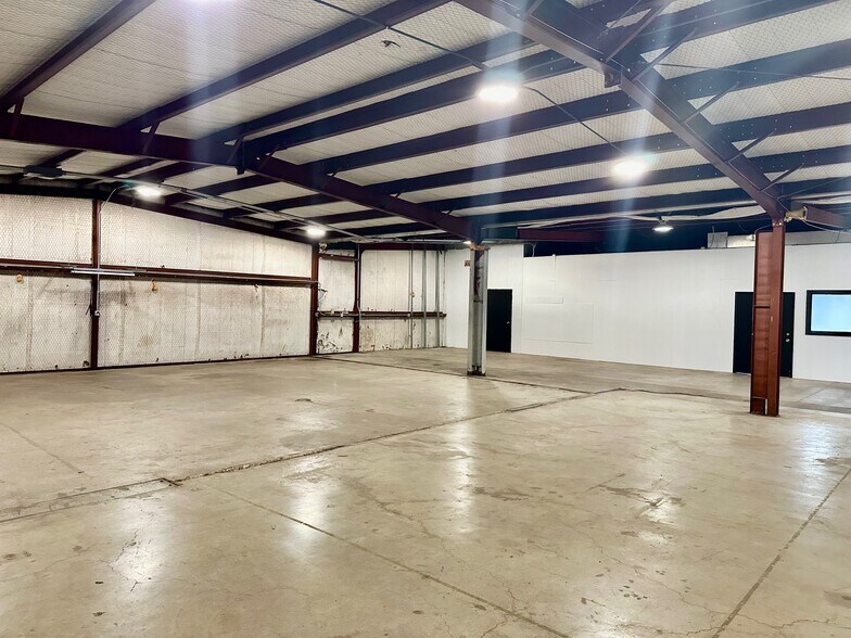 More Photos Of 210 Gravel St, Seguin Warehouse For Lease