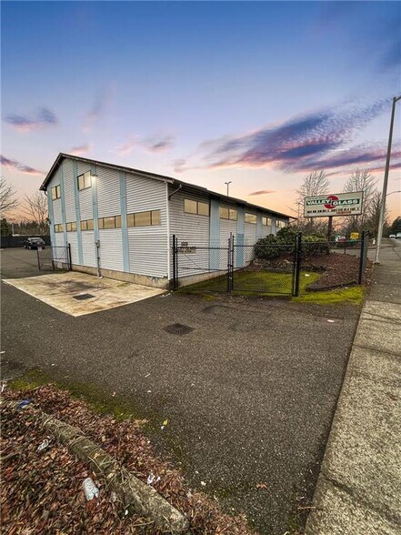 More Photos Of 10235 SE 260th St, Kent Showroom For Sale