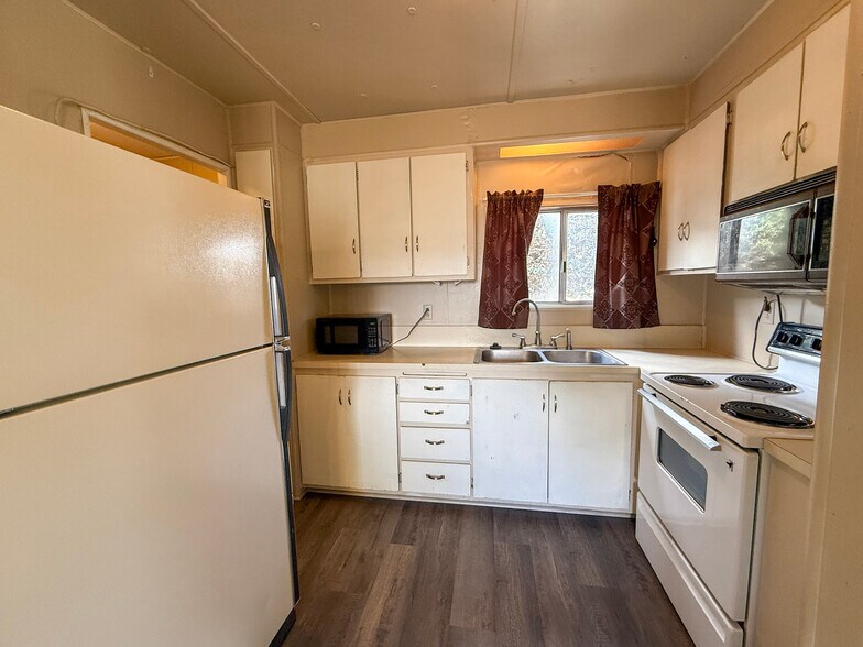 More Photos Of 972 S Main St, Prineville Flex For Sale