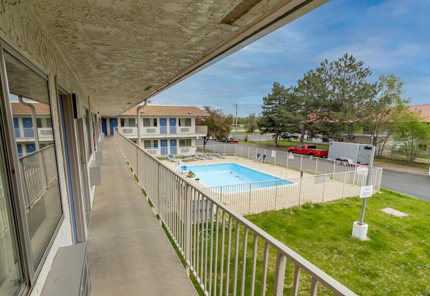 More Photos Of 1309 S Ohlman St, Mitchell Hotel For Sale