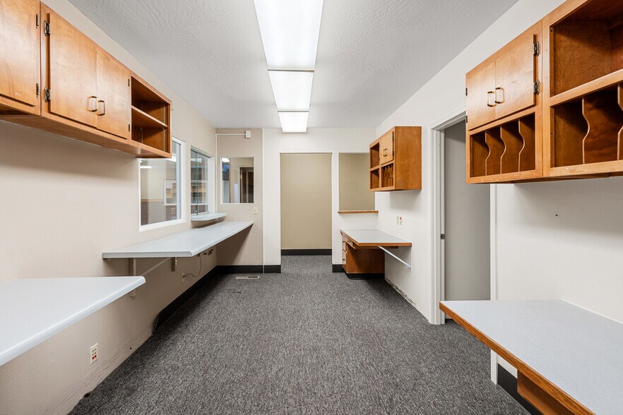 More Photos Of 125 NE Manzanita Ave, Grants Pass Medical For Sale