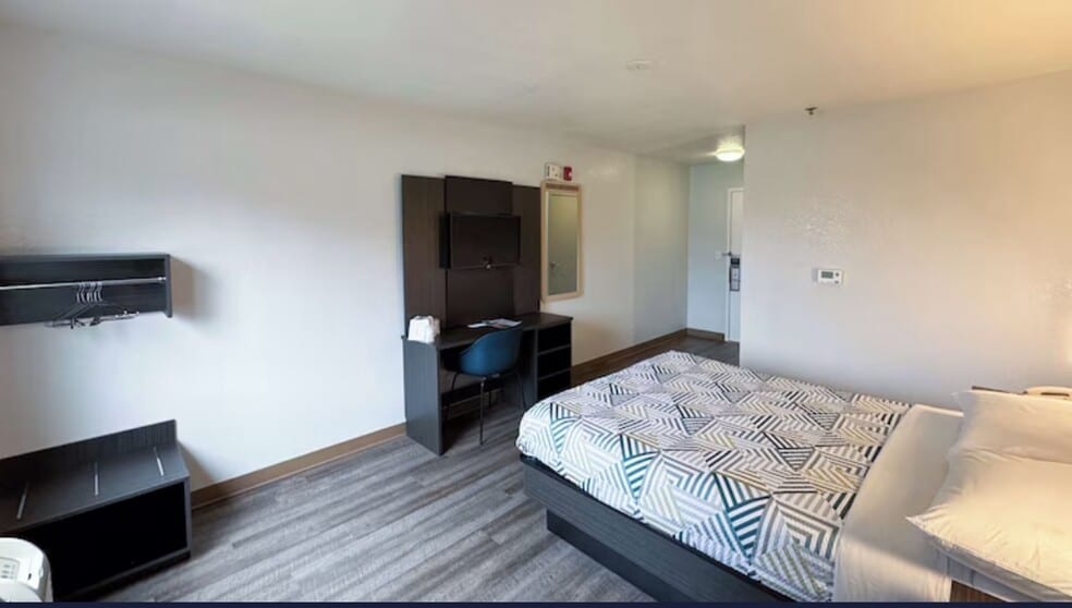 More Photos Of 1535 W Milwaukee Ave, Glenview Hotel For Sale