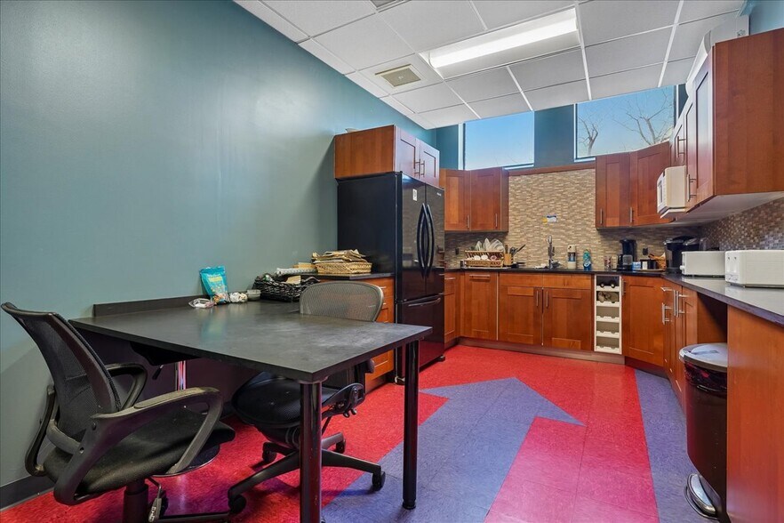 More Photos Of 6476-6492 Sligo Mill Rd, Takoma Park Warehouse For Lease
