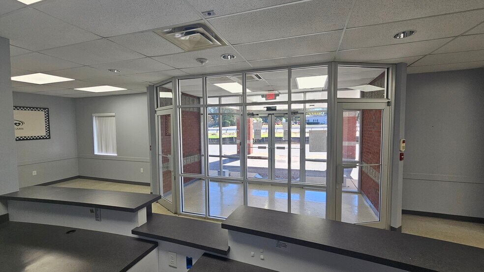 More Photos Of 6460 Atlanta Hwy, Alpharetta Veterinarian Kennel For Lease